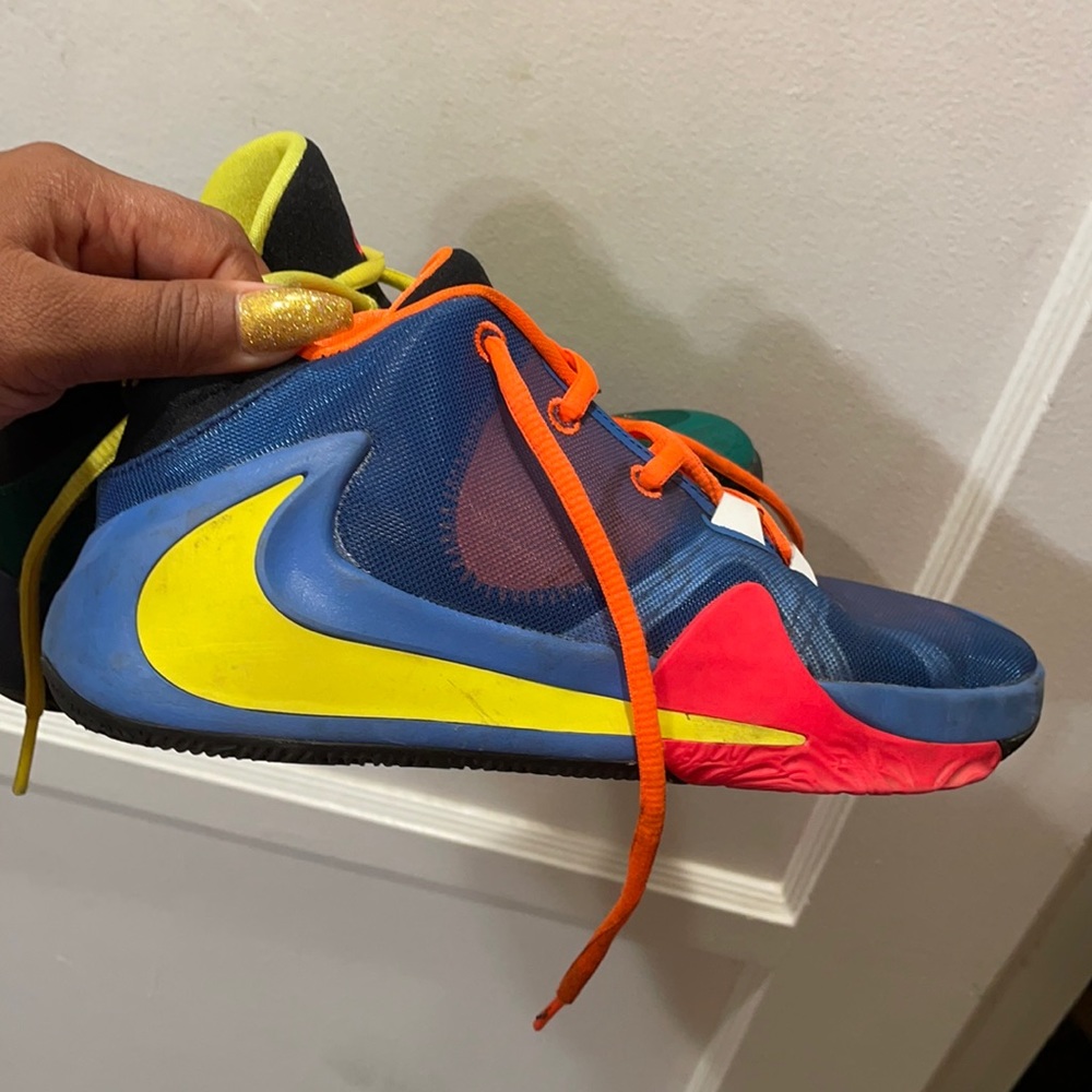 Nikes size6